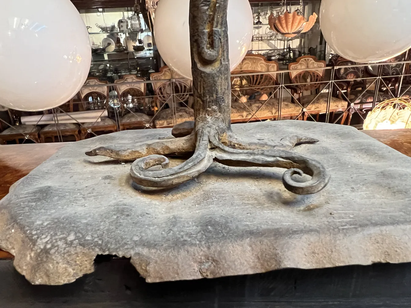 Skulptur mit eleganter Basis und dekorativen Details, antiker Rahmen