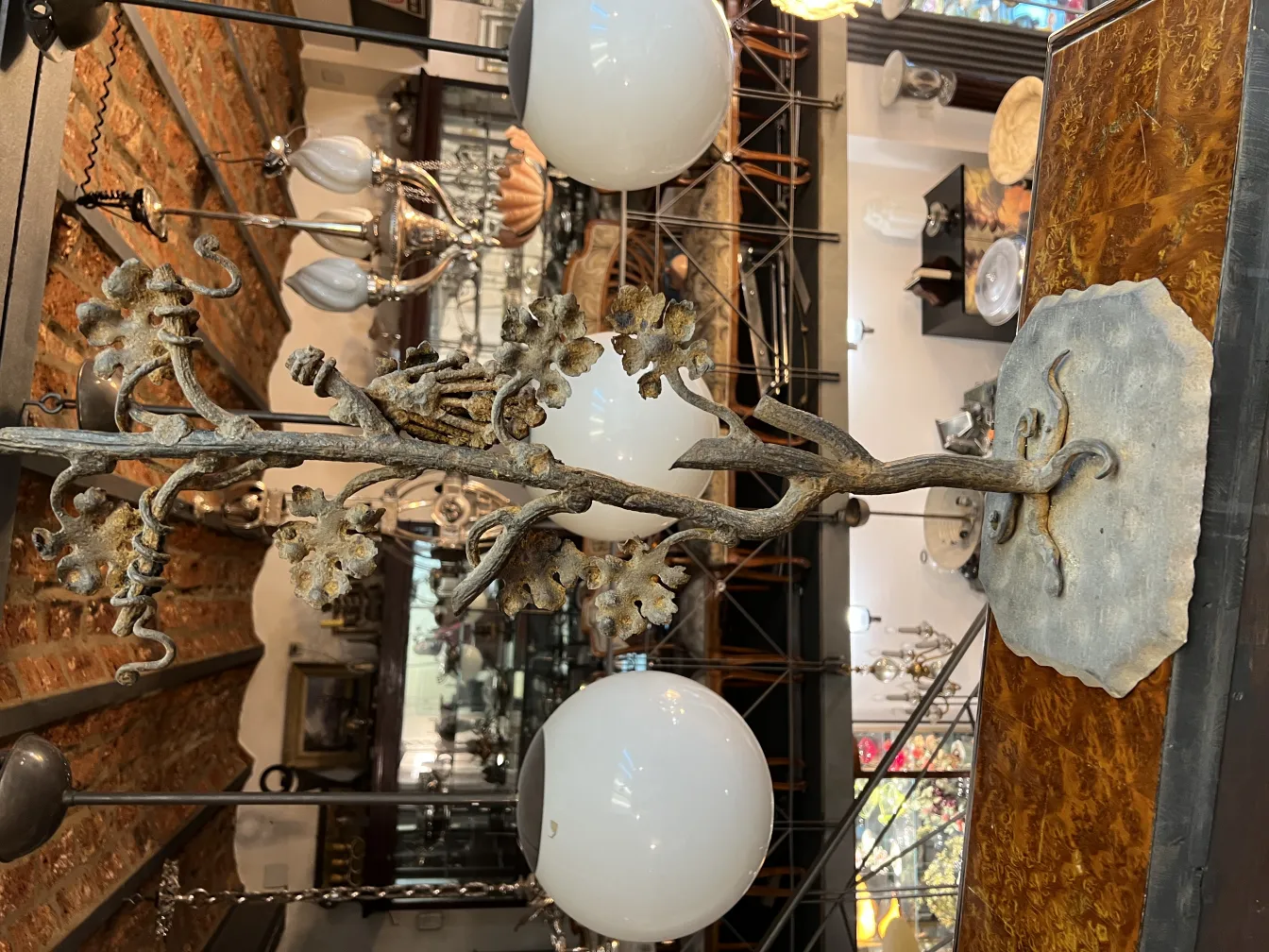 Antike Skulptur mit dekorativen Ästen in einem Vintage-Ambiente