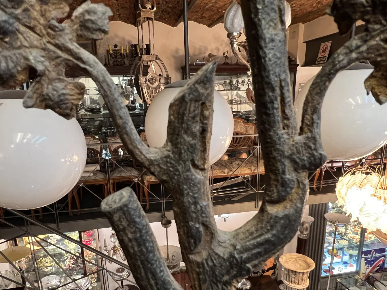 Silueta de escultura antigua en ambiente decorativo con luces