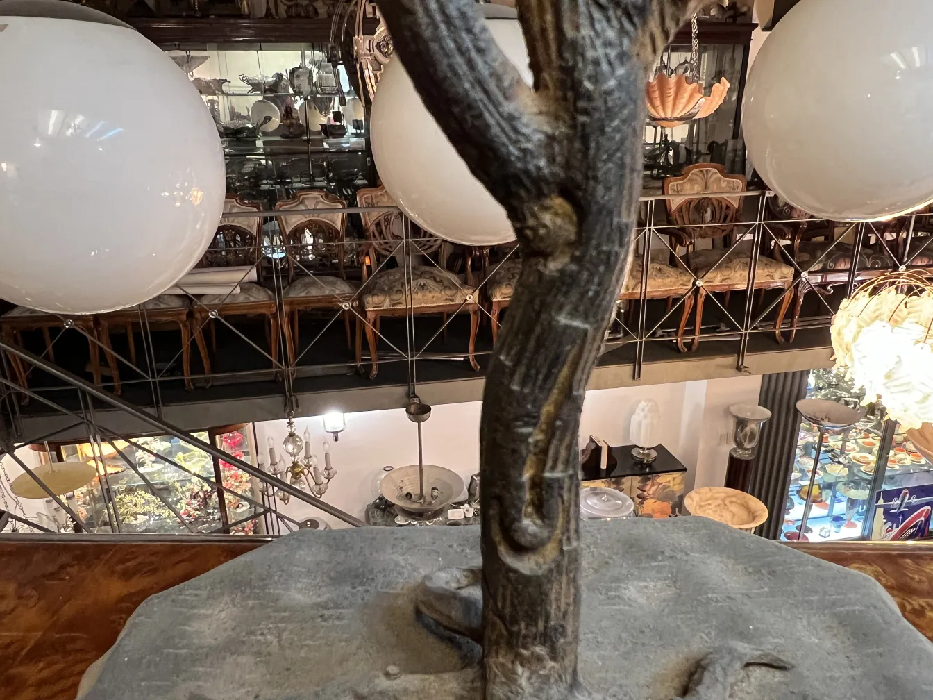 Vista de uma escultura antiga de árvore com base decorativa em um ambiente elegante.