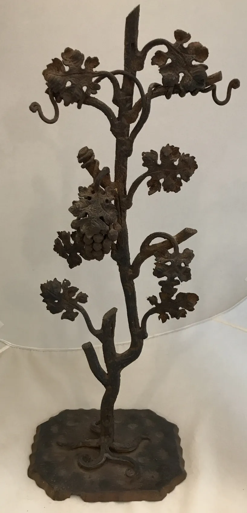 escultura antiga com design de ramos, folhas e uvas