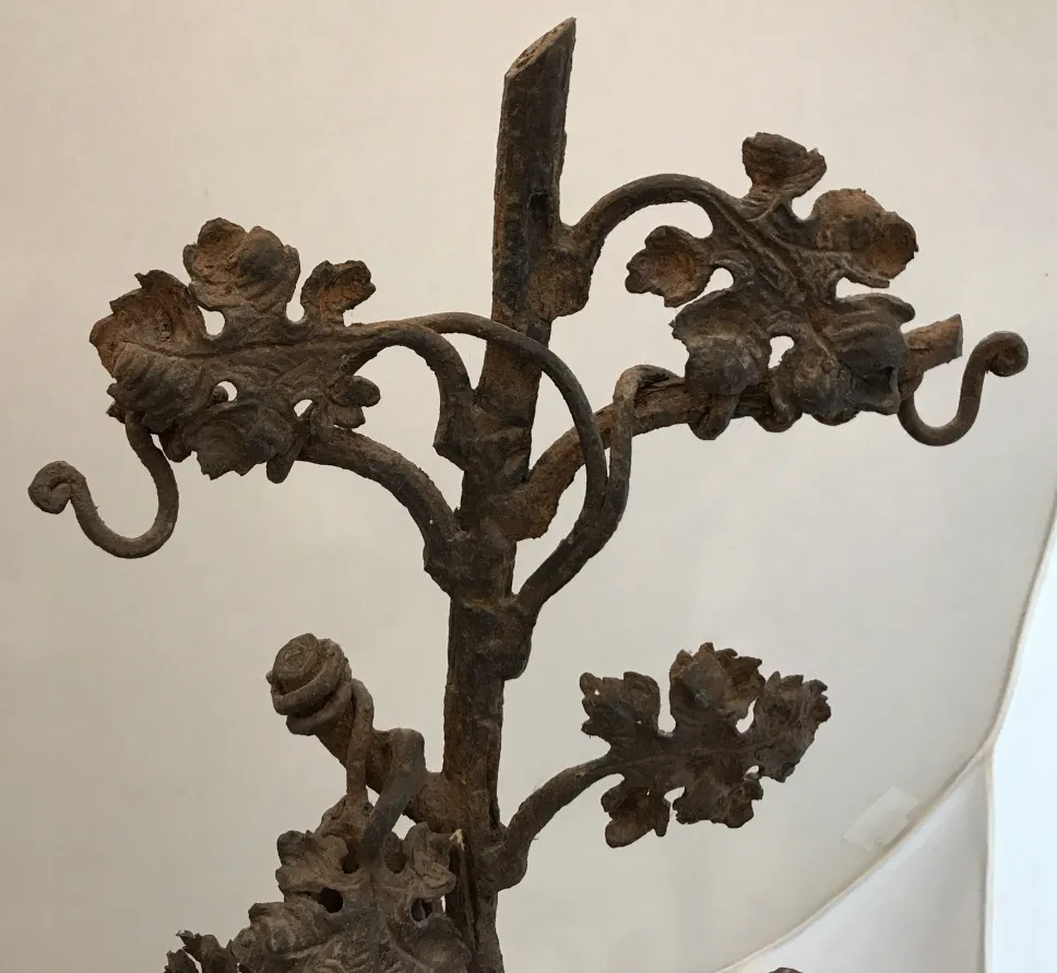 Escultura antiga com detalhes florais