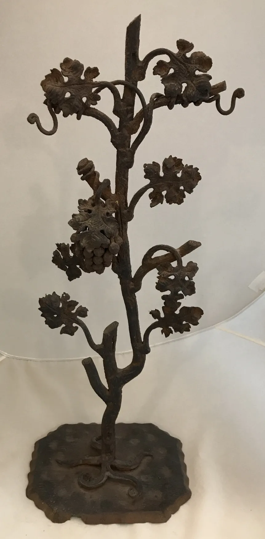 Antike Skulptur mit verzierten Ästen und Blättern