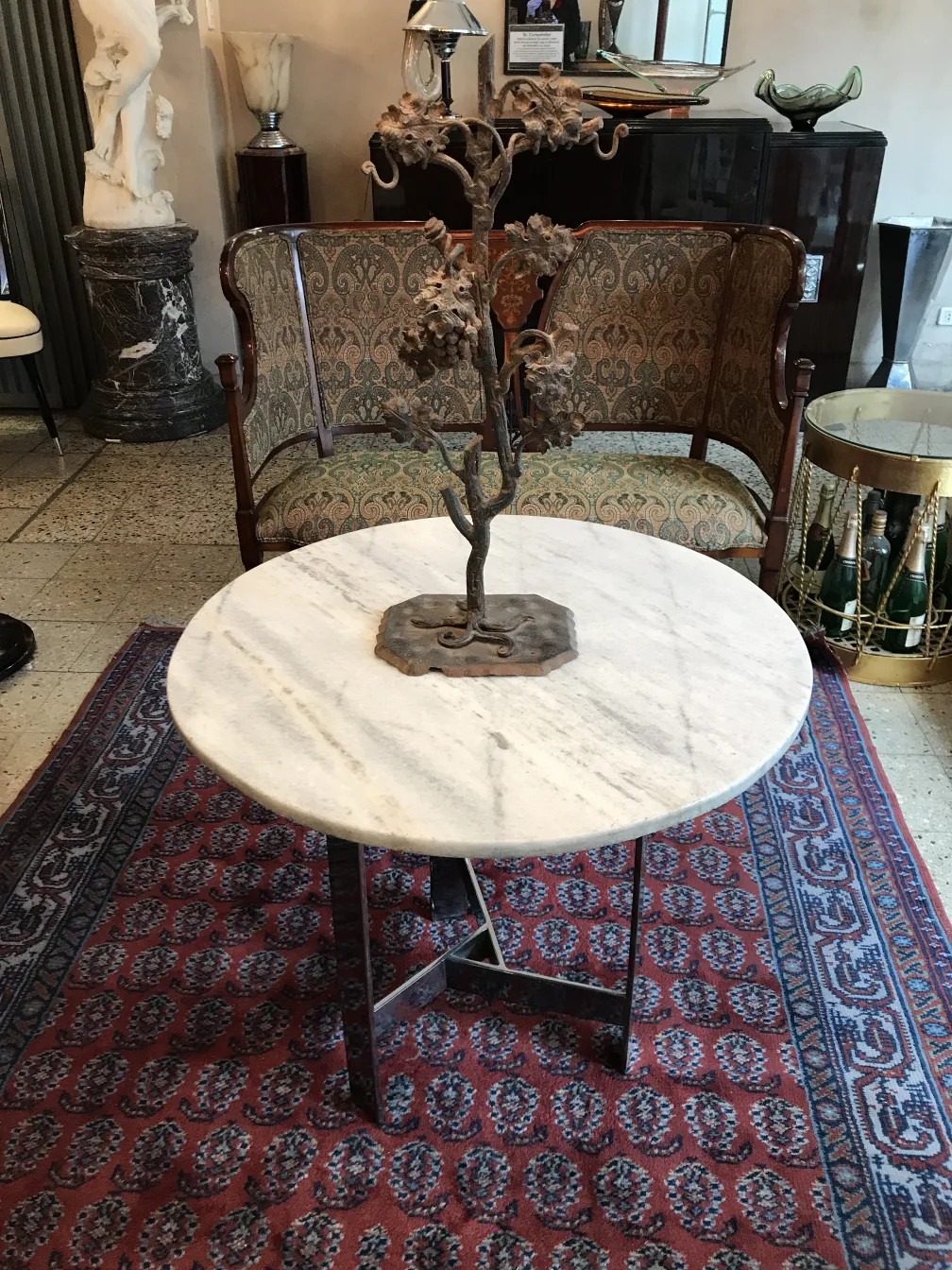 antike Skulptur, die eine elegante Umgebung mit Sofa und Tisch dekoriert