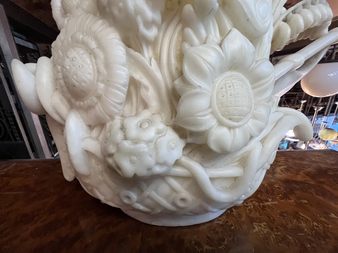 sculpture ancienne avec des formes de fleurs et de tiges