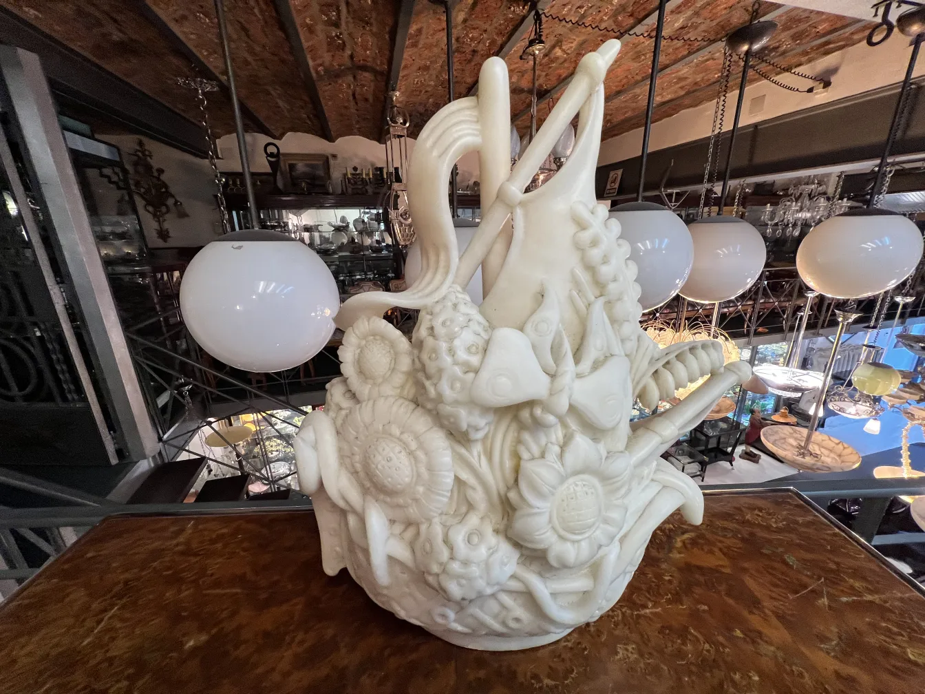 Escultura antiga com detalhes florais e formas naturais, decorativa