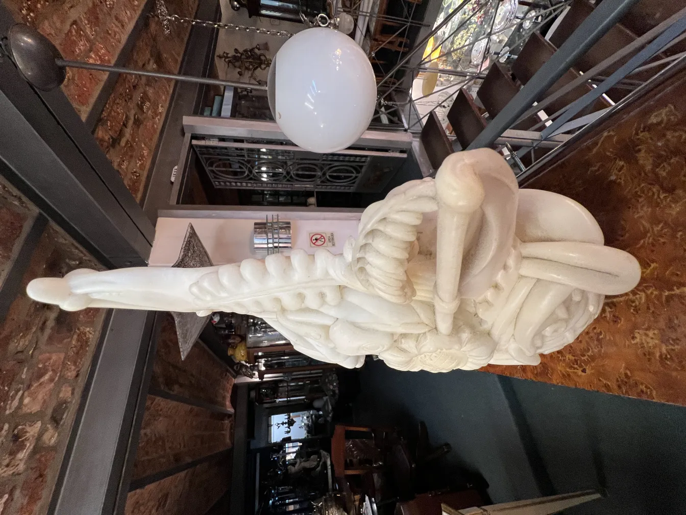 Escultura antiga impressionante com formas únicas em decoração eclética.