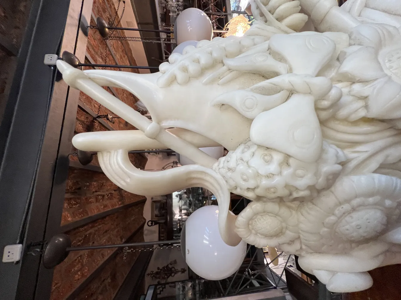 古代雕塑，展示抽象设计的形状