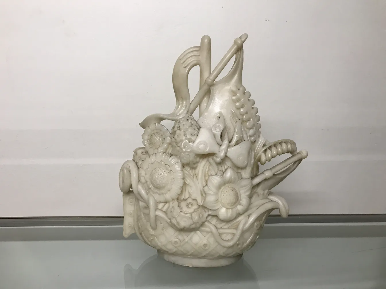 古老的雕塑，雕刻着鱼和花的精美浮雕。