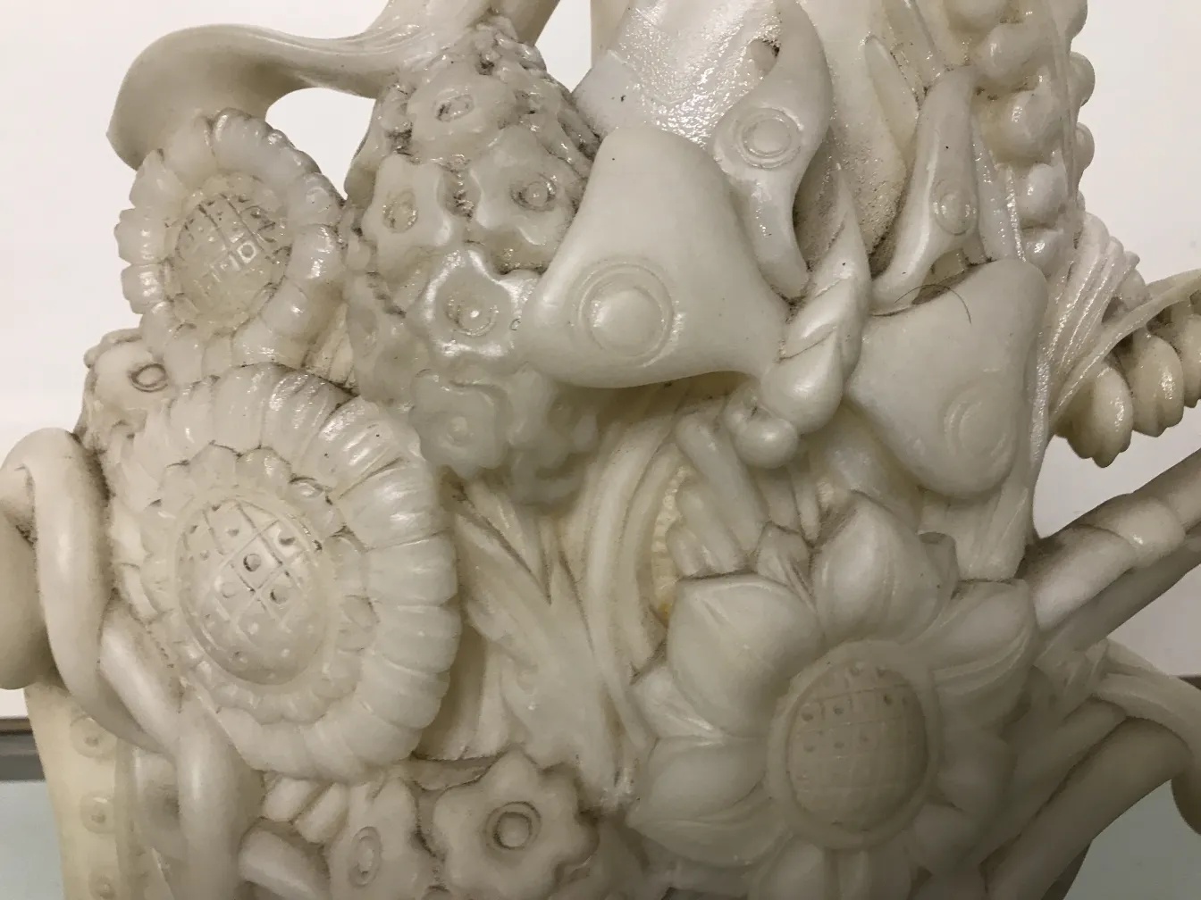 escultura antiga com detalhes florais delicados e textura clara