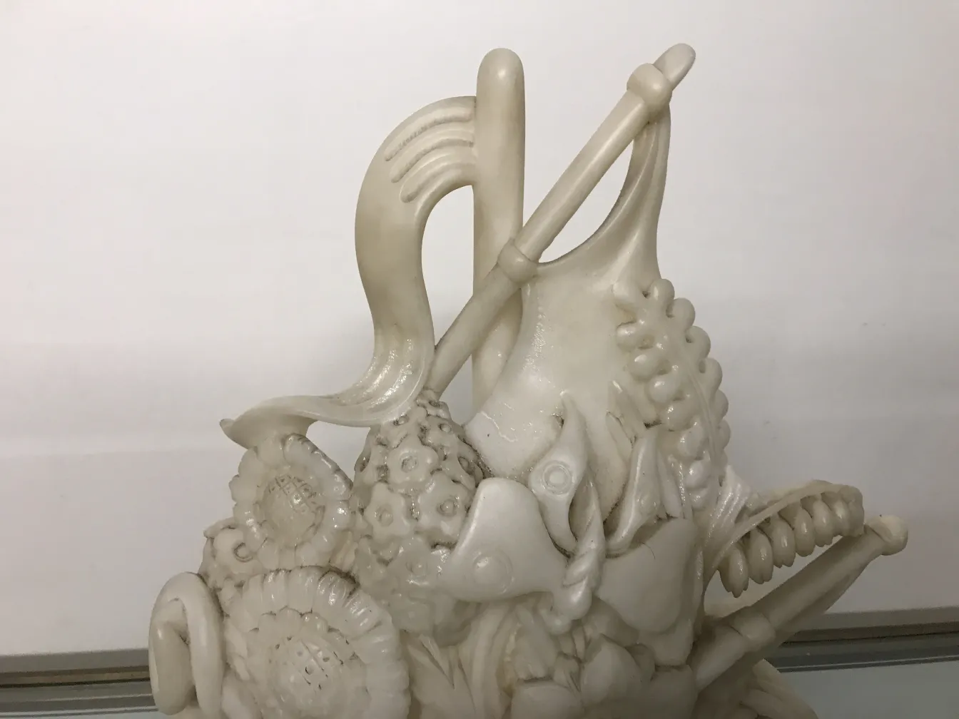 Scultura antica con dettagli elaborati di fiori