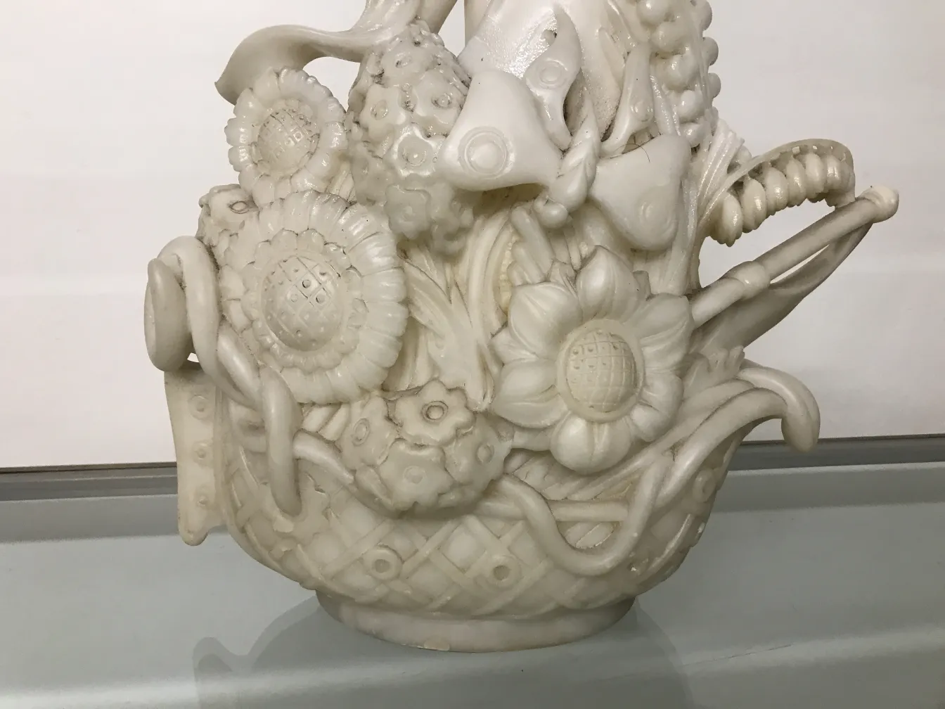 花の詳細と装飾が施された古い彫刻