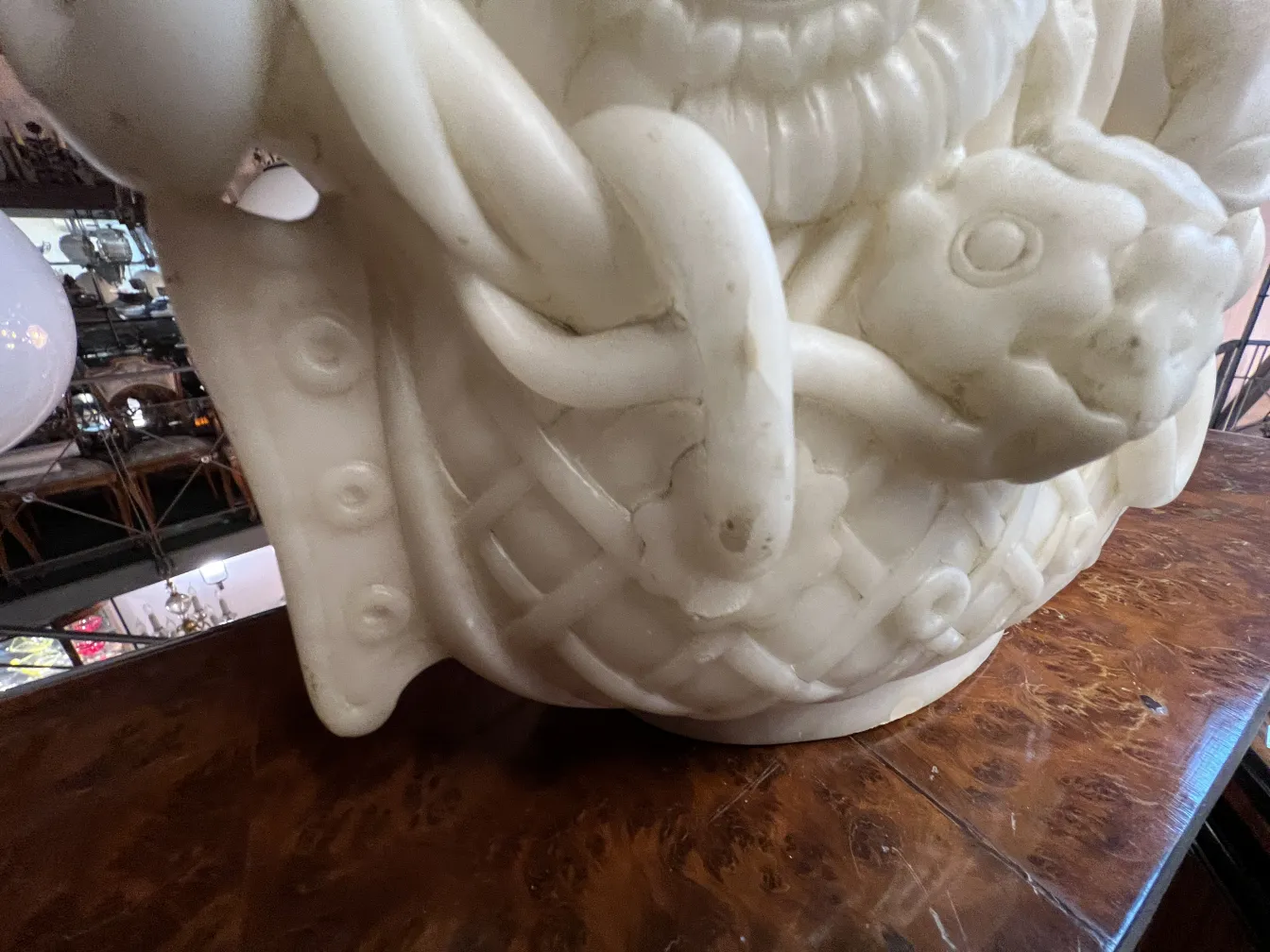 古董小雕像，具有细致的装饰和经典魅力