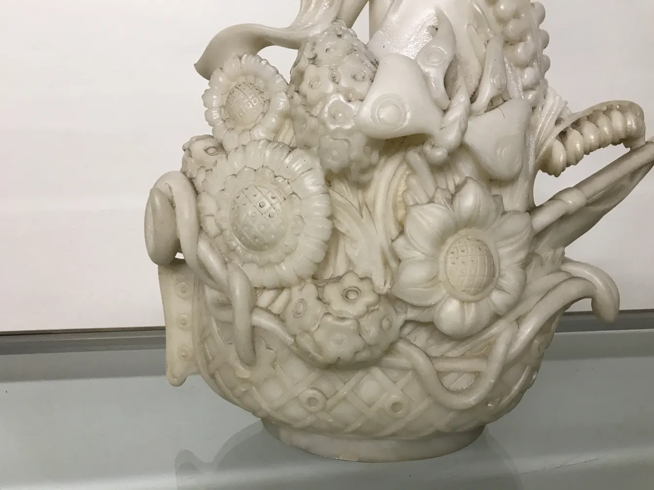 Scultura di vaso antico decorato con fiori