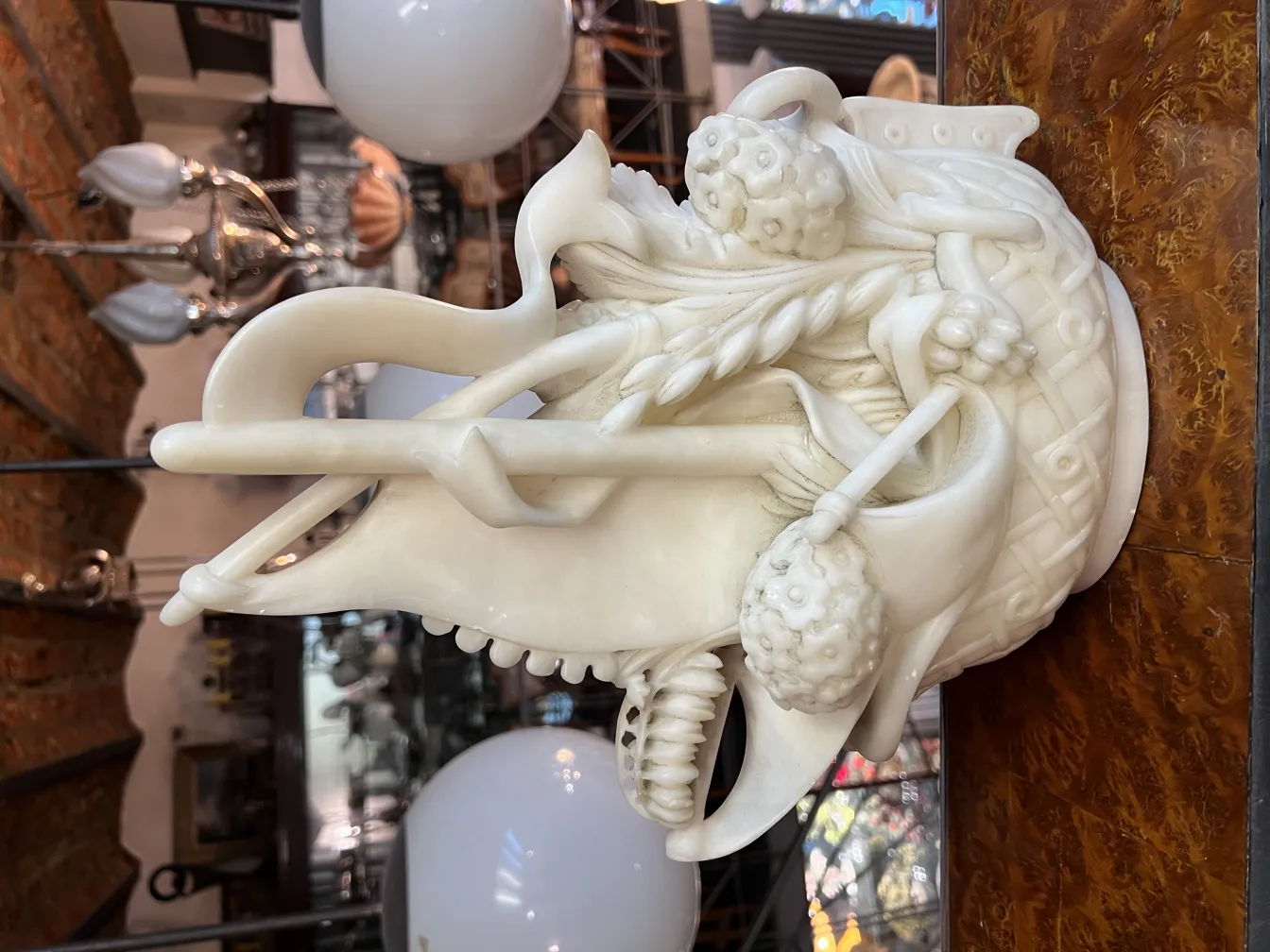 sculpture antique avec des détails décoratifs et finement sculptés