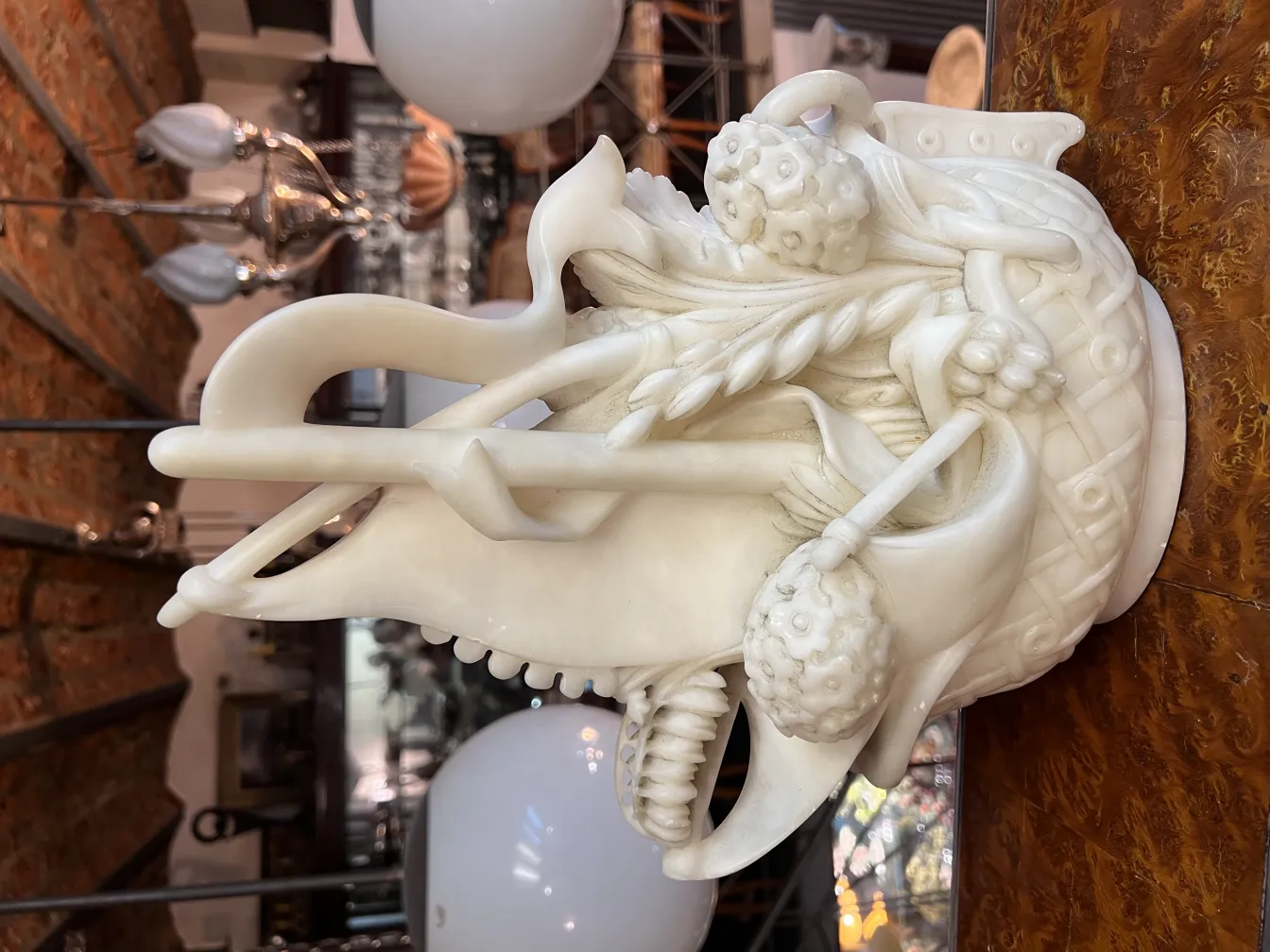 Antike Skulptur mit dekorativen Details und feinen Figuren