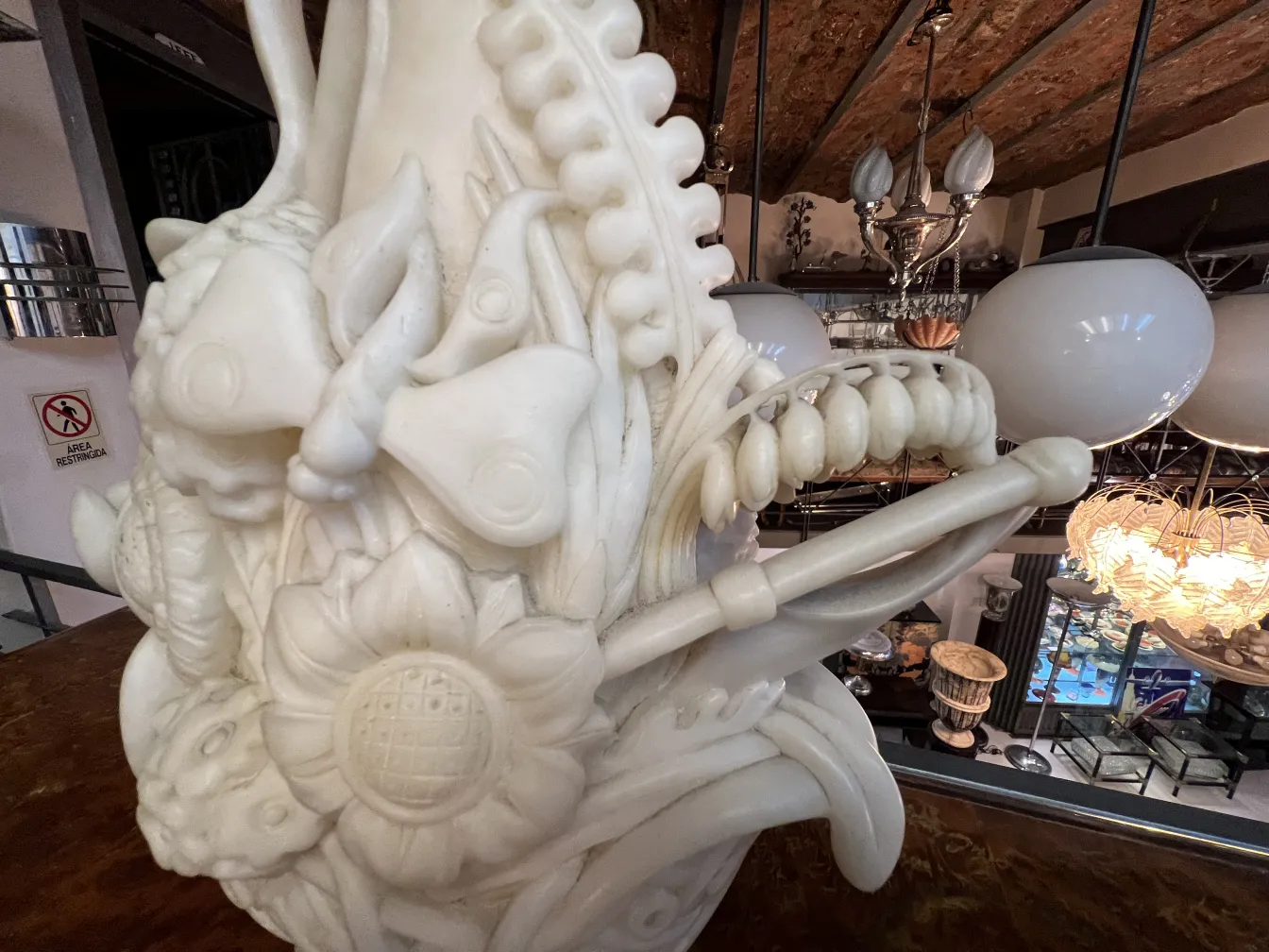 Escultura antiga decorada com flores e animais brancos