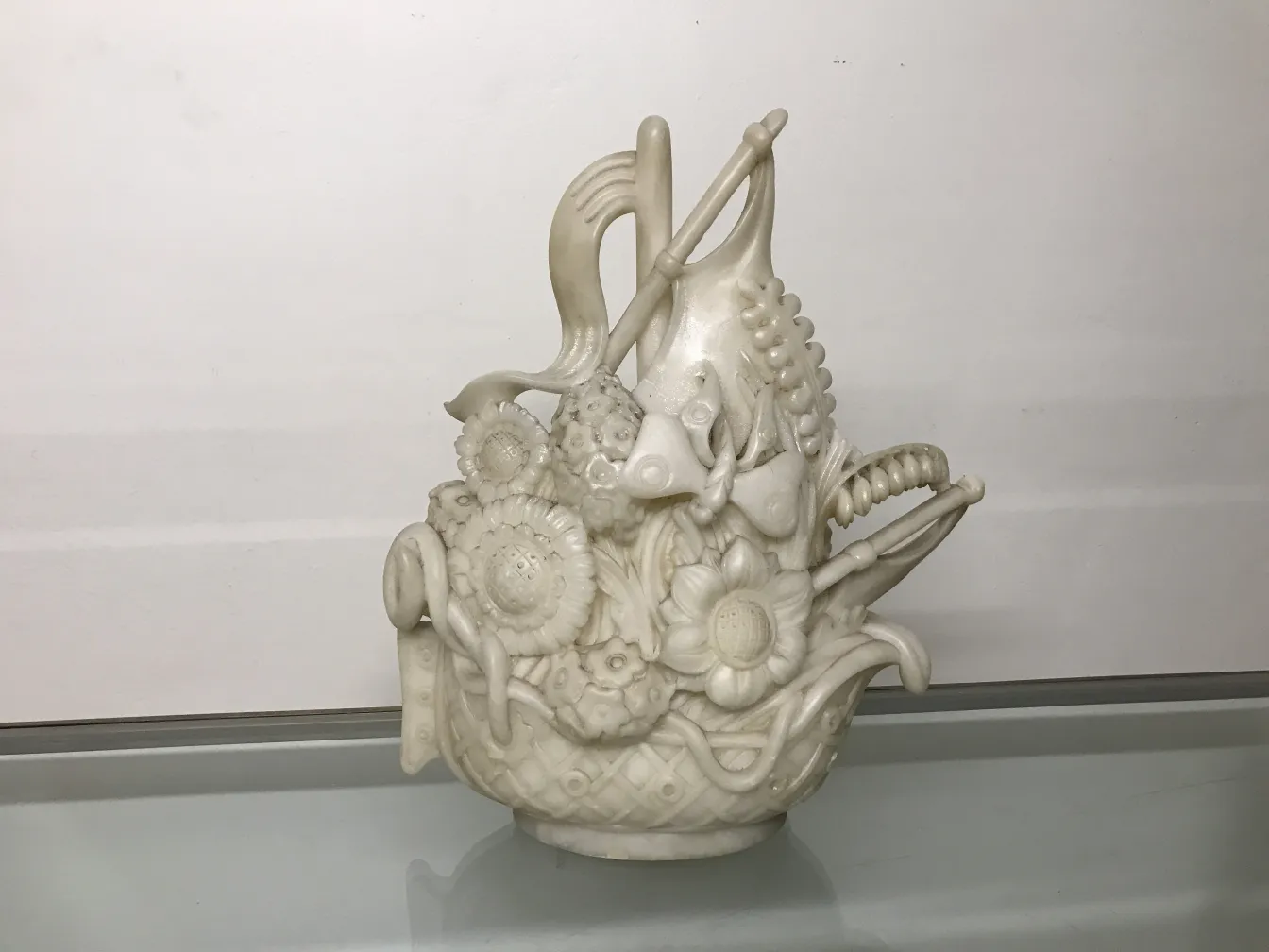 Scultura antica con decorazioni vegetali e floreali