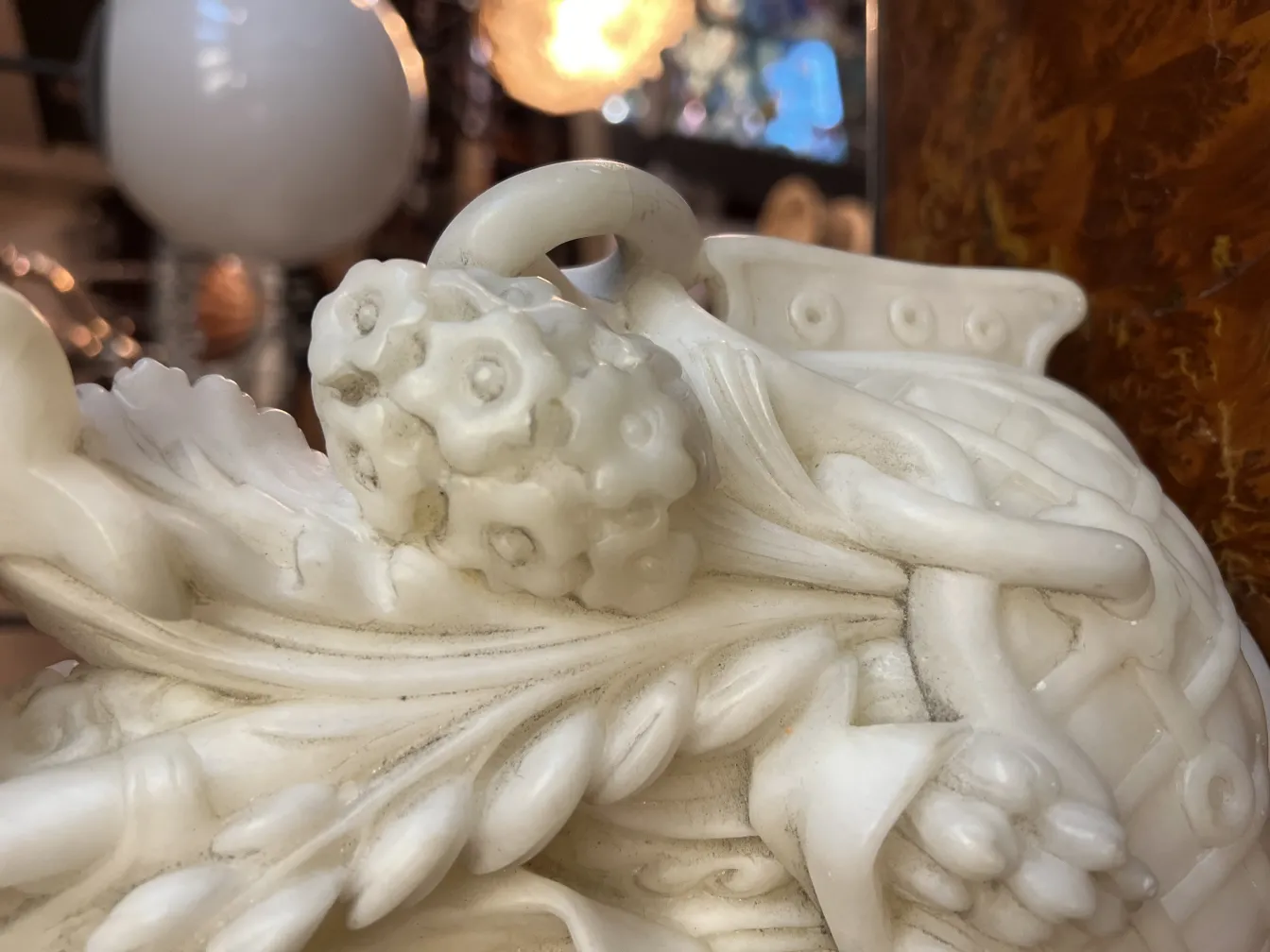 Dettaglio di una scultura antica con fiori e foglie