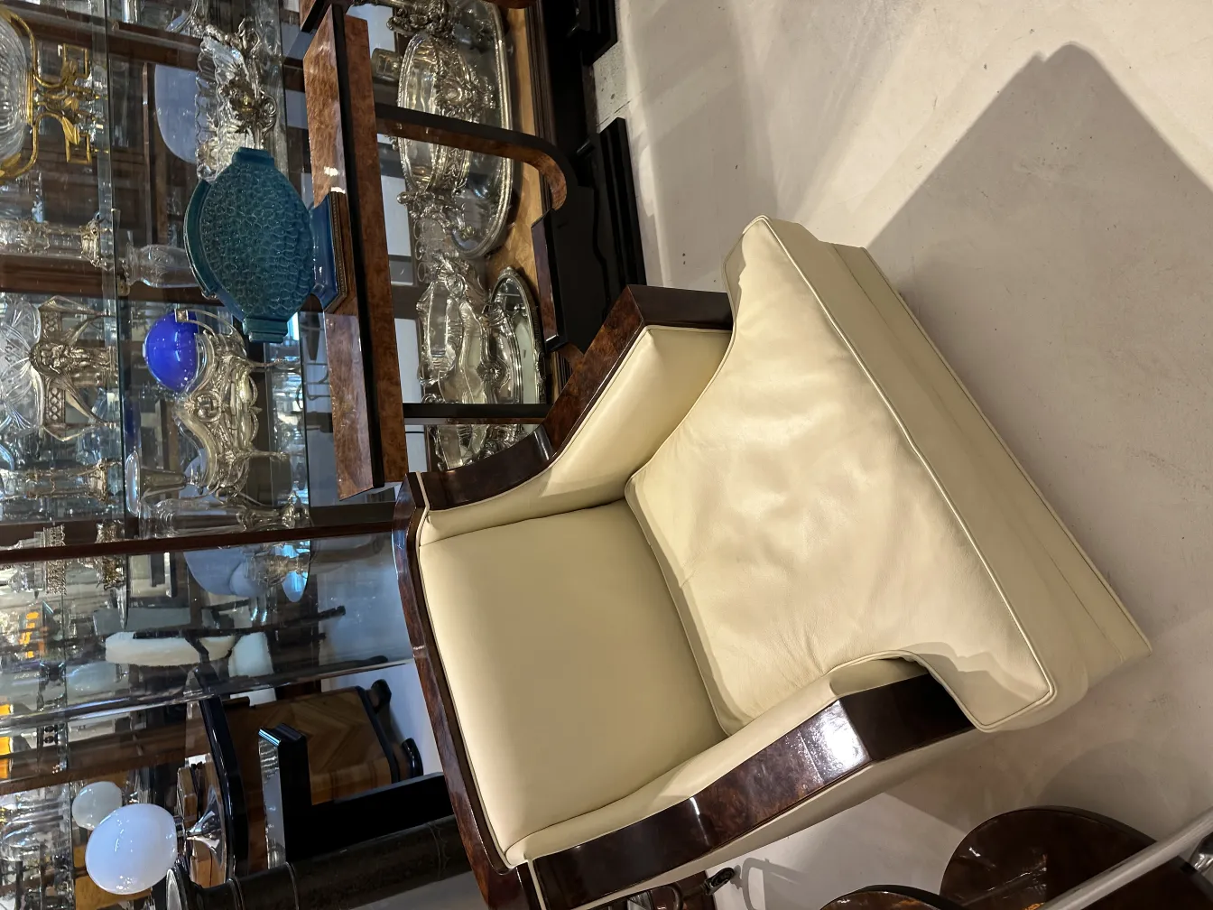 Glasvitrine mit antiker Keramik in eleganter Umgebung