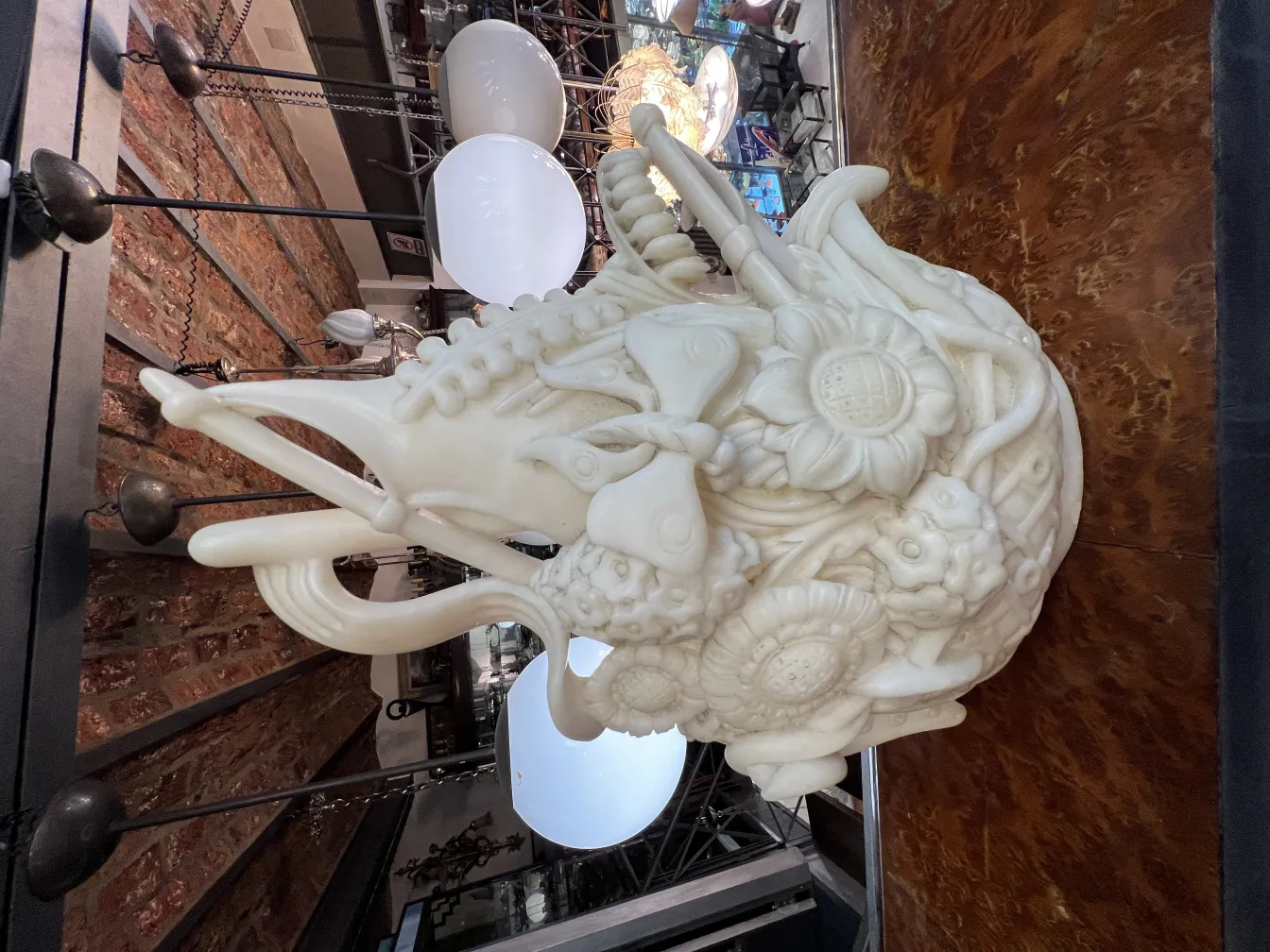 Sculpture ancienne avec motifs floraux, détails élaborés.