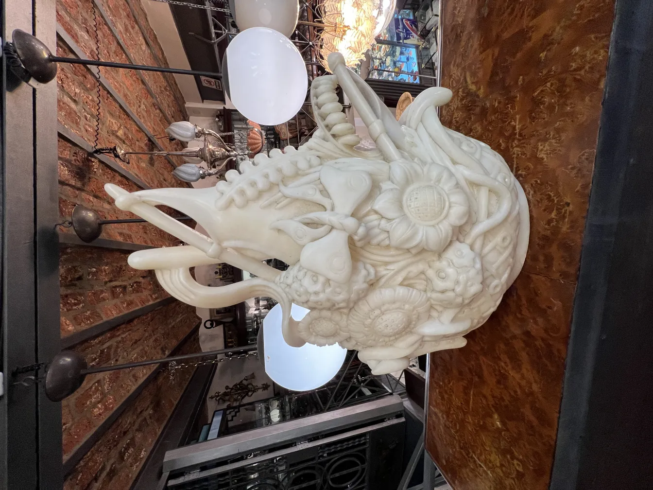 複雑な詳細を持つ古代の花の彫刻を現代の環境に配置