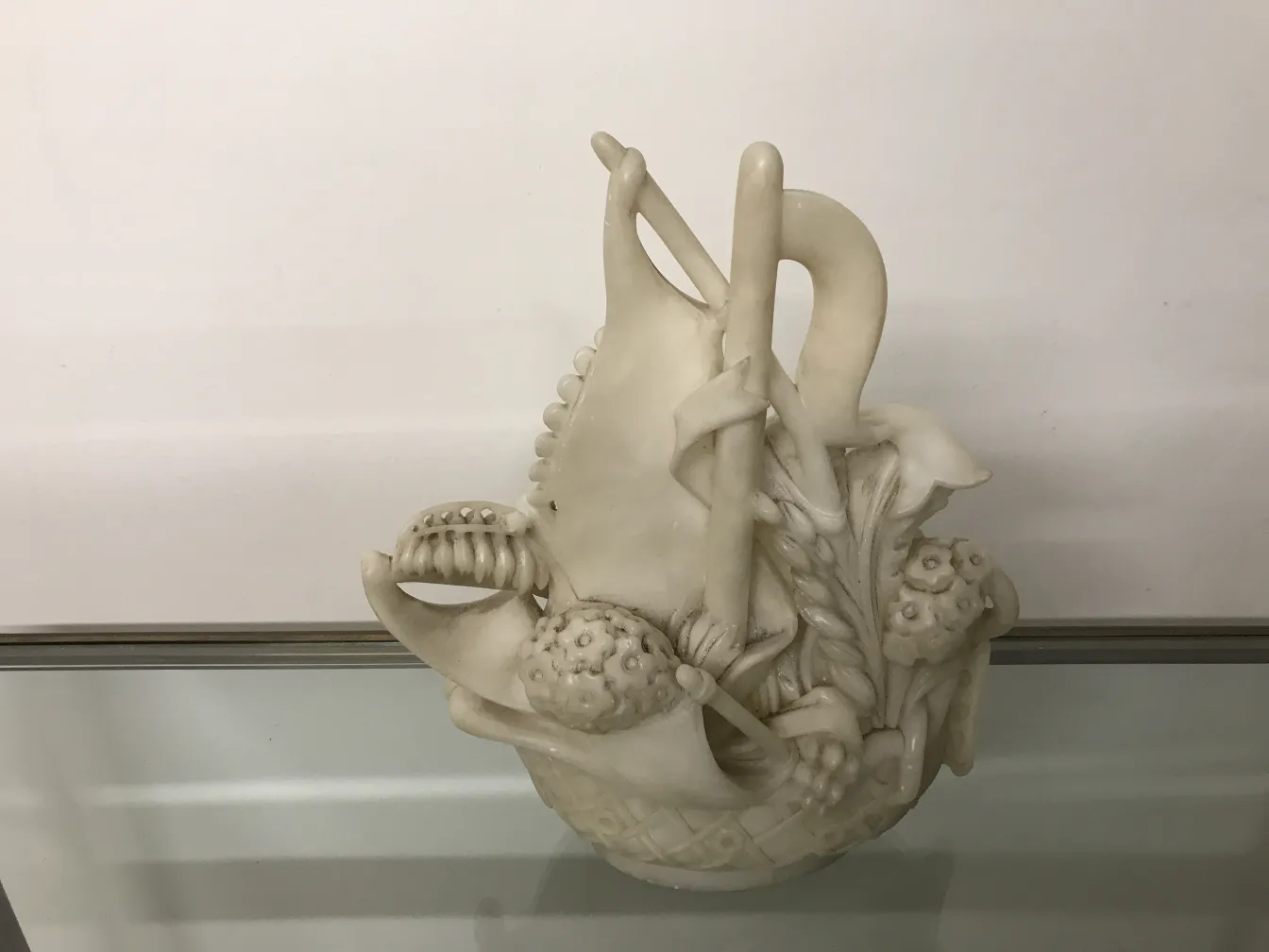 古代の白大理石彫刻で、果物、野菜、花を描いています。