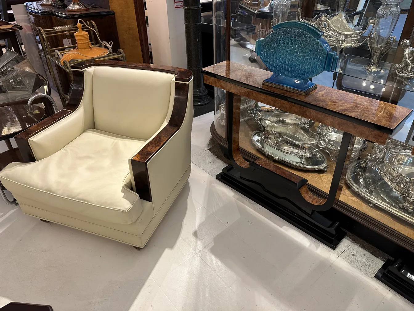 Ancienne céramique décorative bleue sur une table en bois.