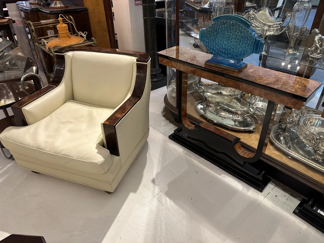 青い装飾陶器がテーブルの上に置かれています。