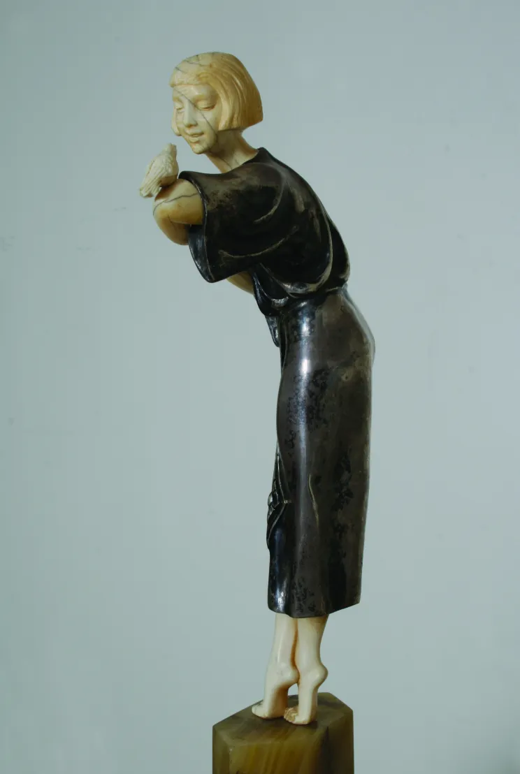 古代雕塑女人抱鸟，优雅的侧影