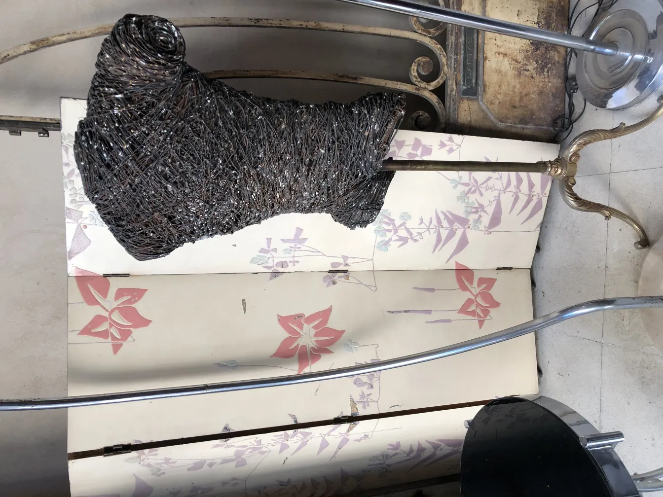 تمثال قديم ذو شكل تجريدي مع قاعدة زخرفية