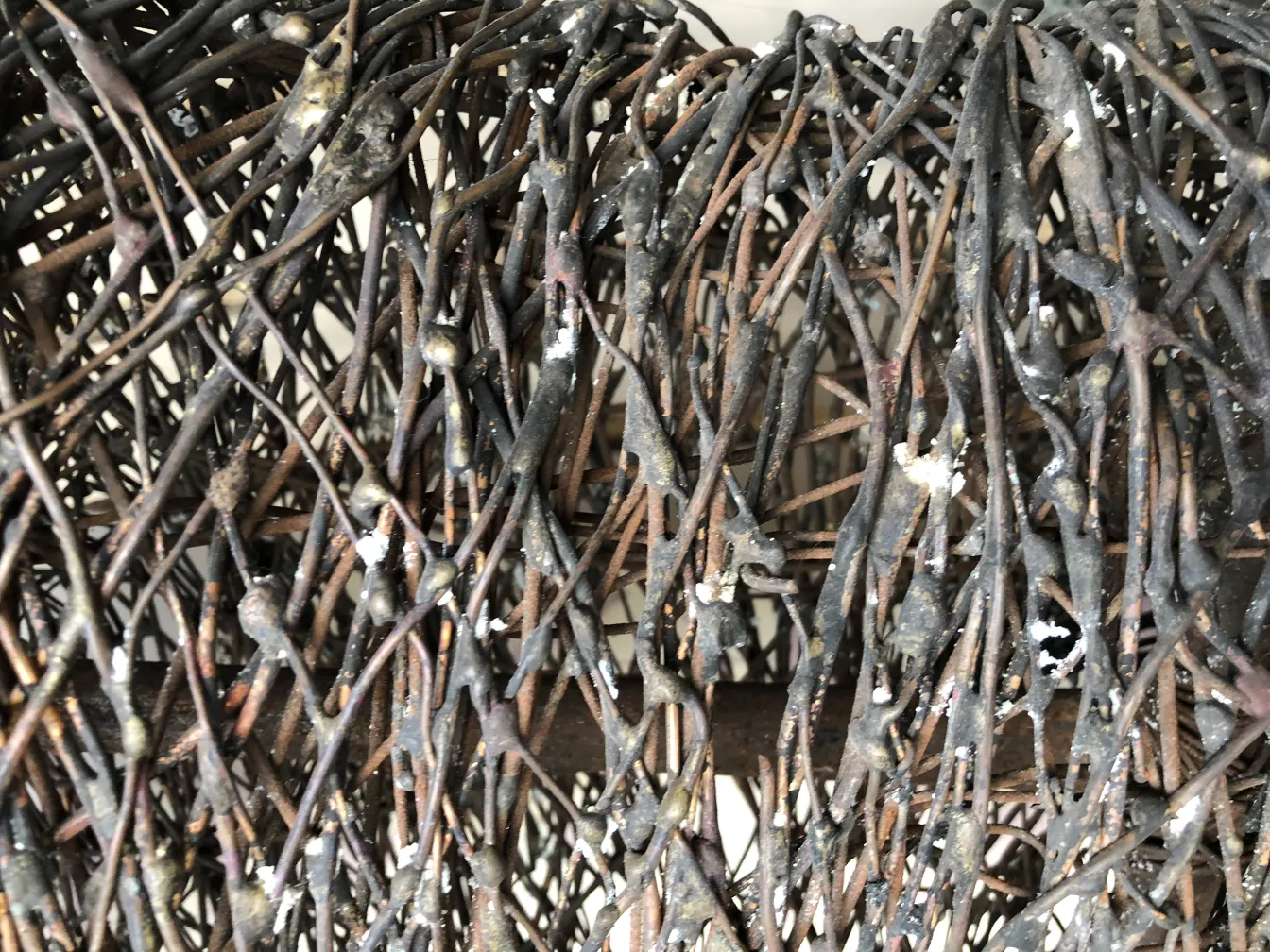 Escultura antiga com texturas complexas e detalhes intrincados.