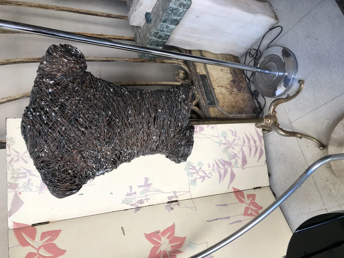 古代の彫刻、絡み合った素材で作られた、クラシックな環境に