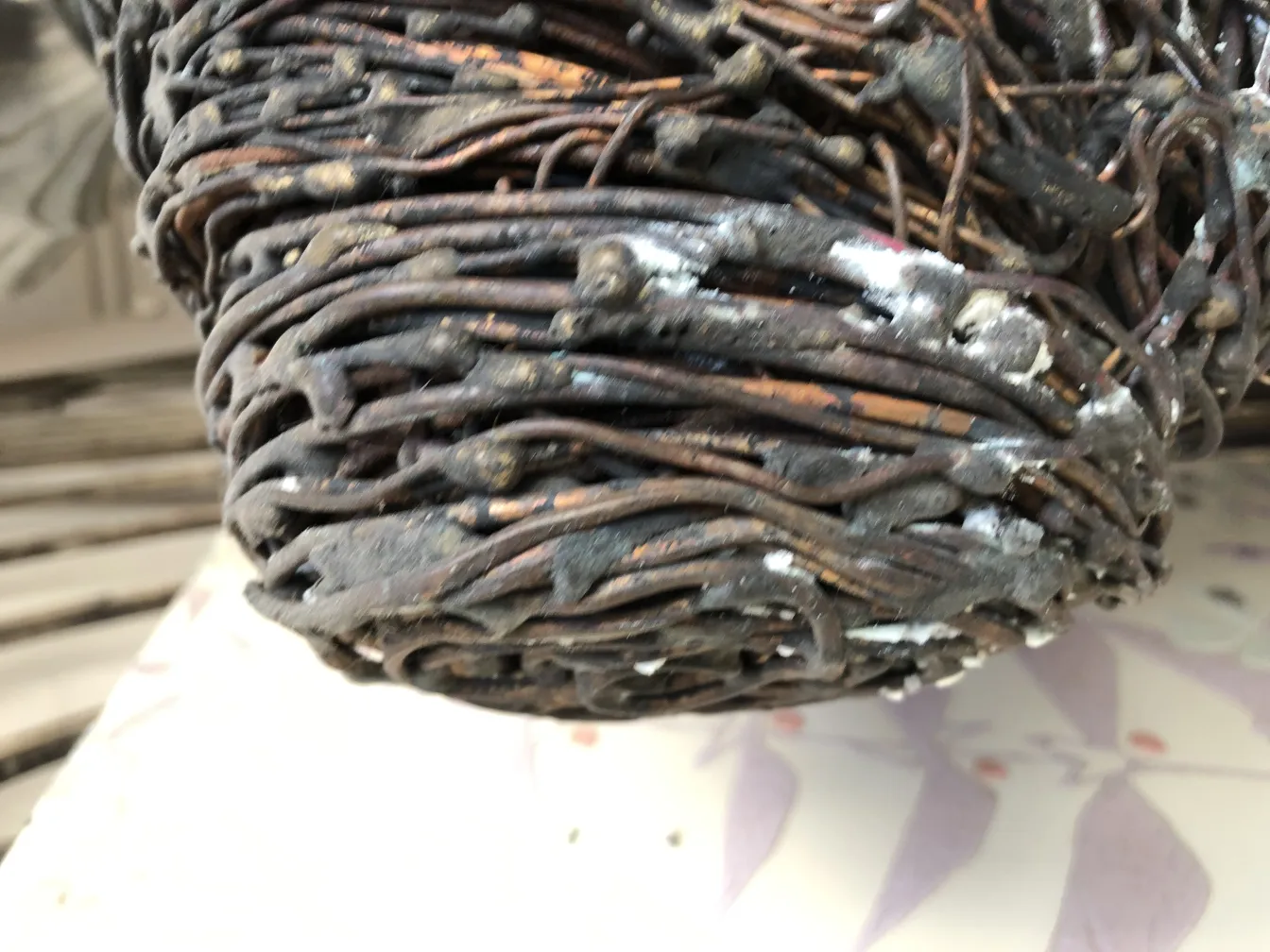 scultura antica in filo a forma circolare