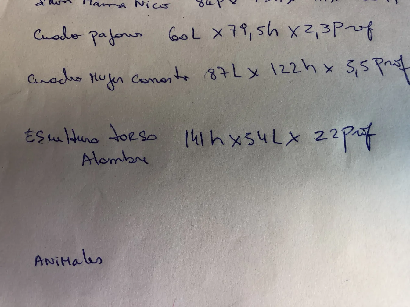 Старинная скульптура, изображающая мужской торс с видимыми деталями.