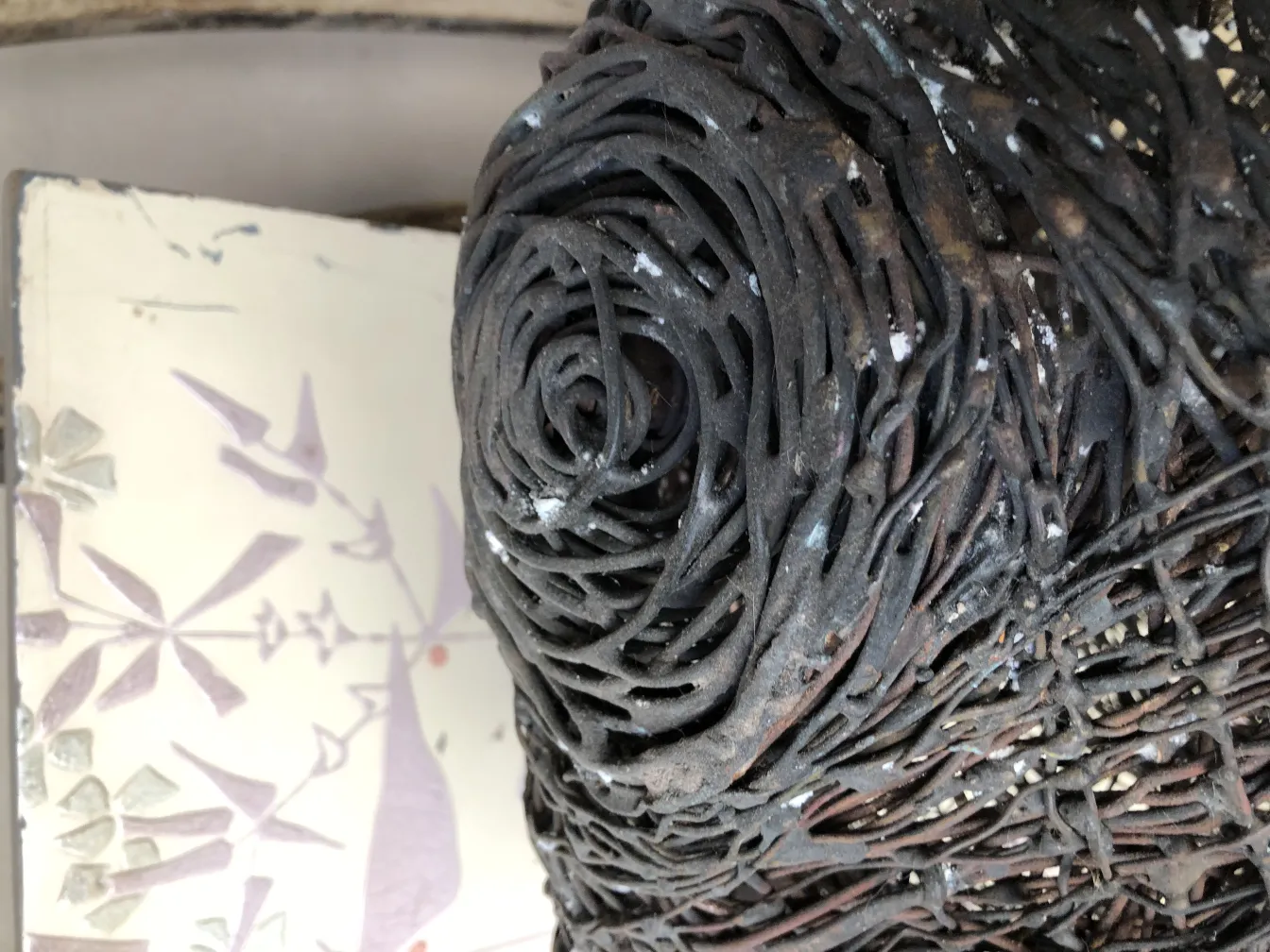 Escultura antigua de diseño único, hecha a mano, con detalles intrincados.