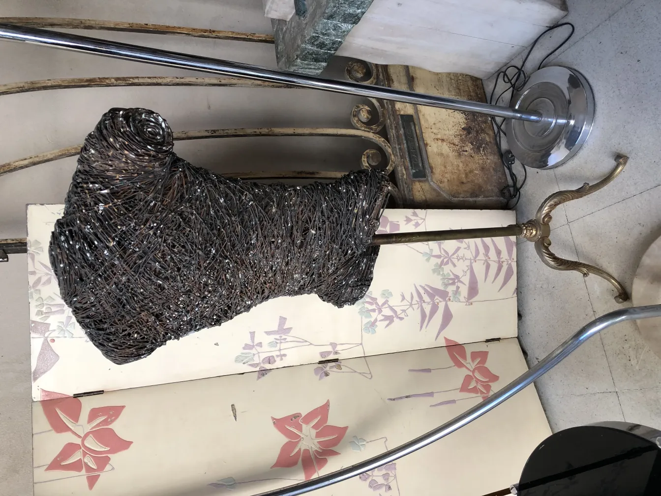 古代の彫刻、芸術的デザインが現代の環境にあります。