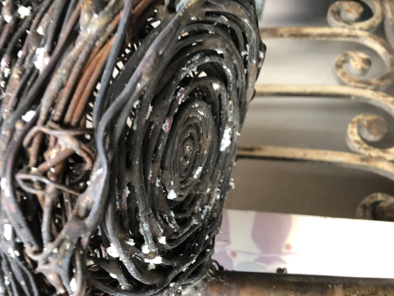 تفاصيل دائرية لنحت قديم مع عناصر منسوجة.