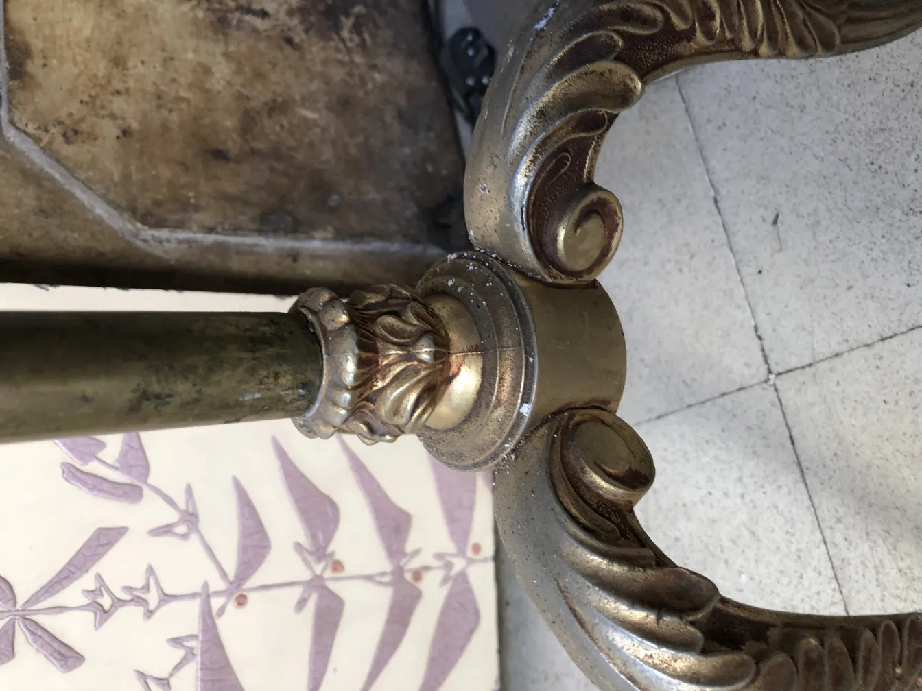 detalle de escultura antigua con adornos complejos