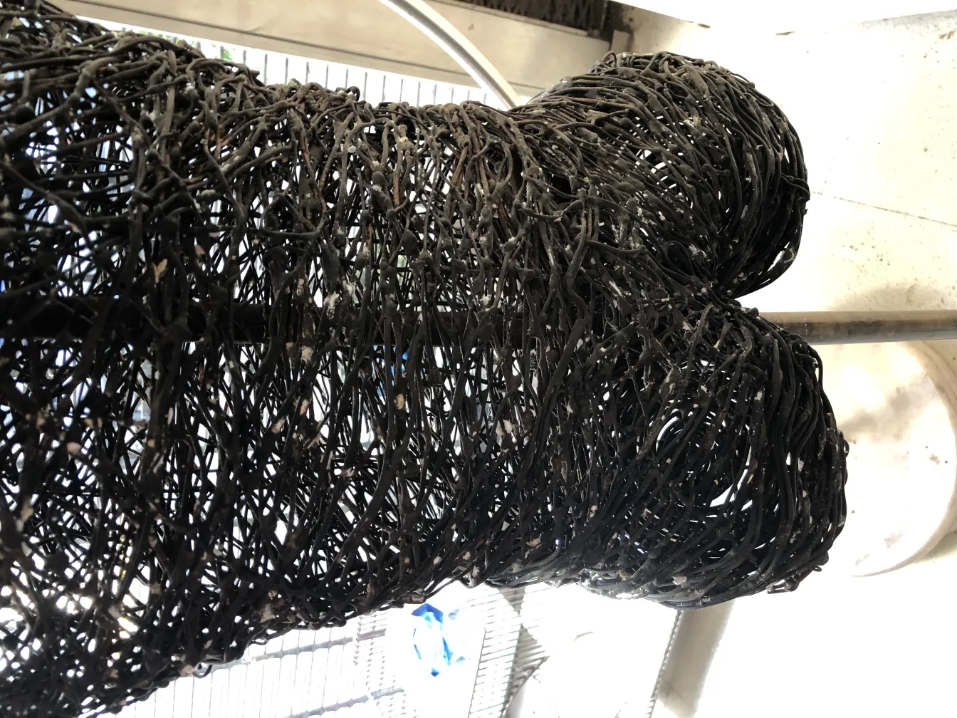 escultura antigua con forma estructural compleja, negro