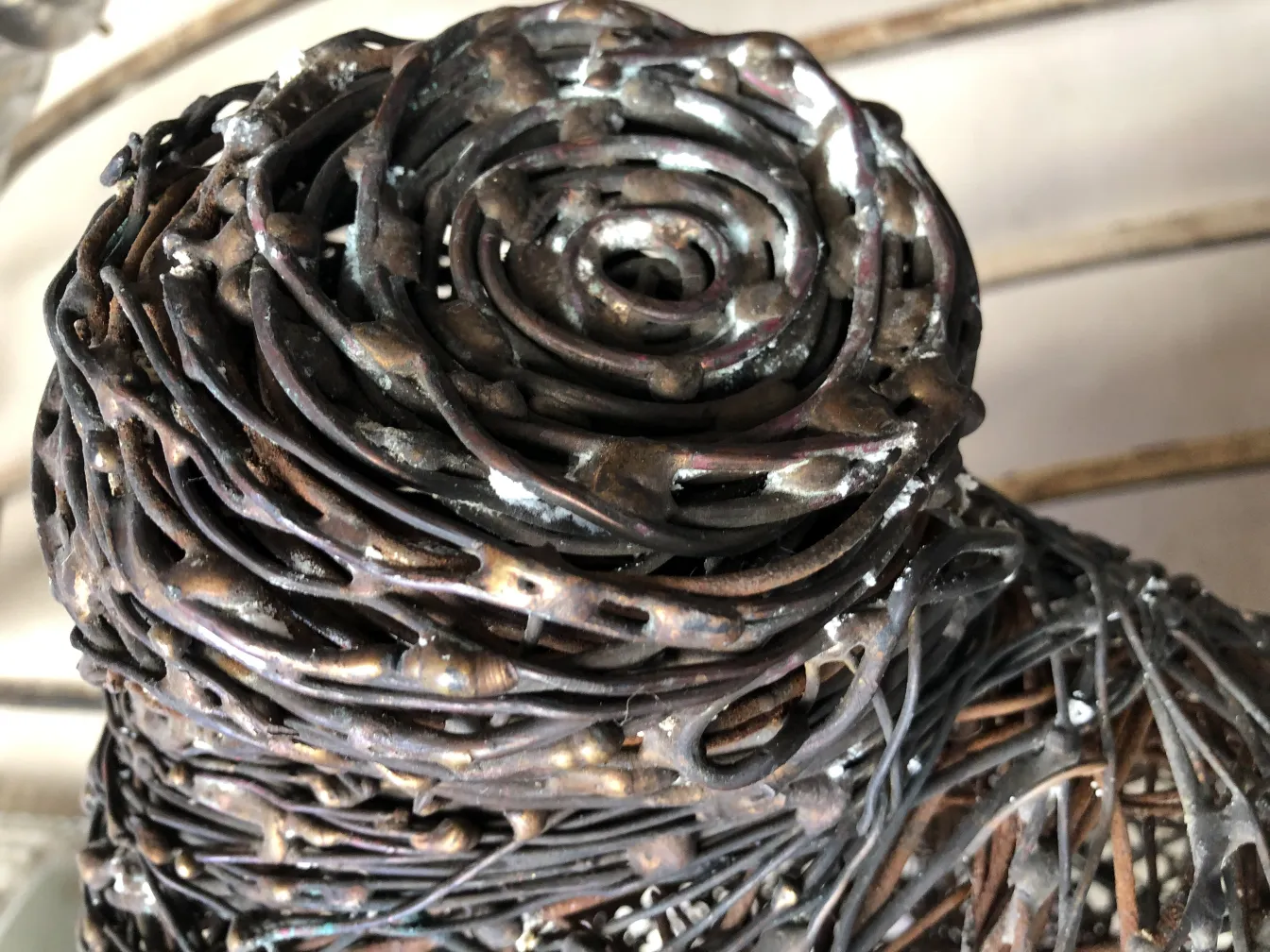 scultura antica con dettagli curvi e forme morbide, ambiente rilassante