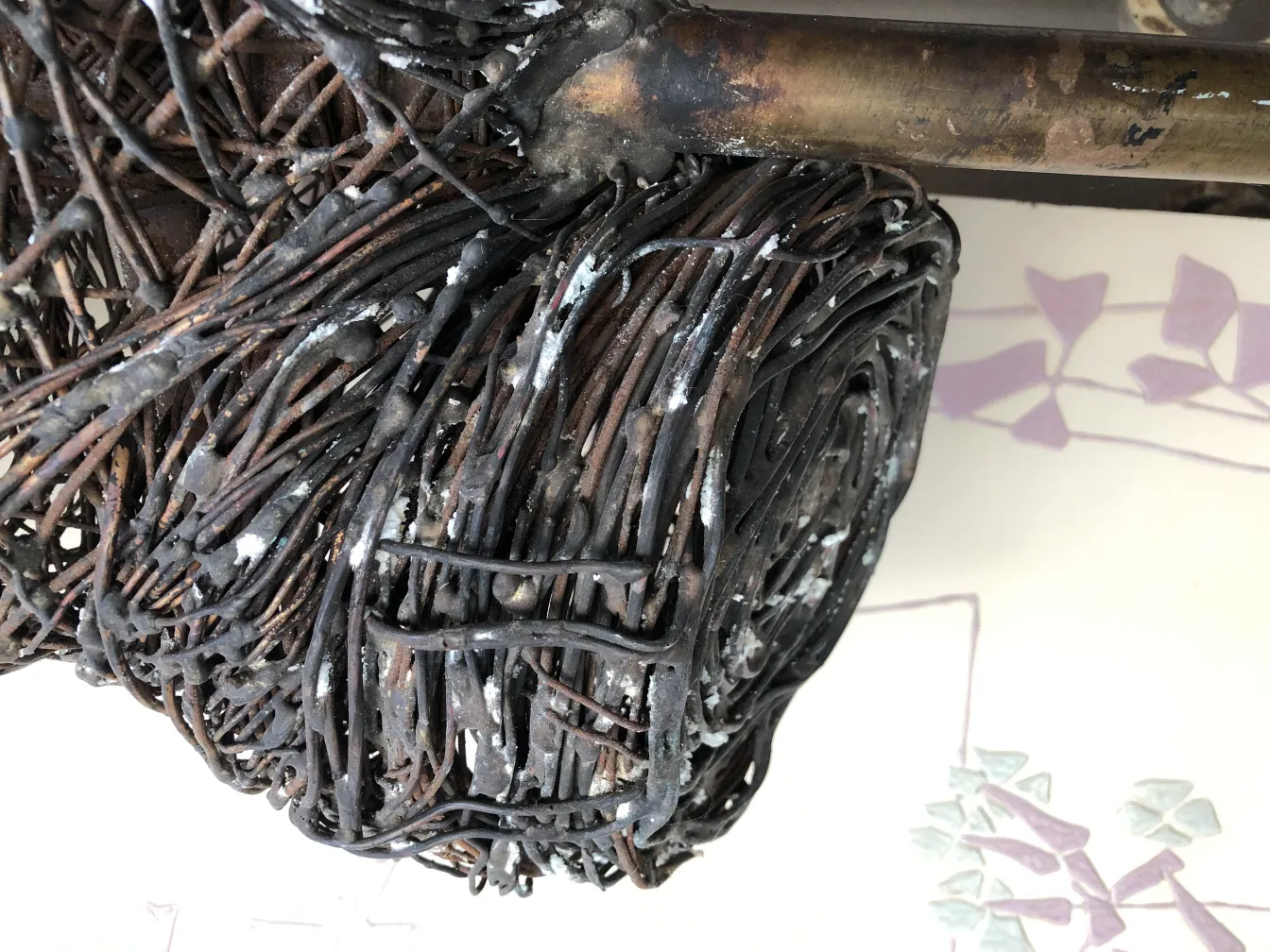 Detalhes intrincados e escuros de uma escultura antiga