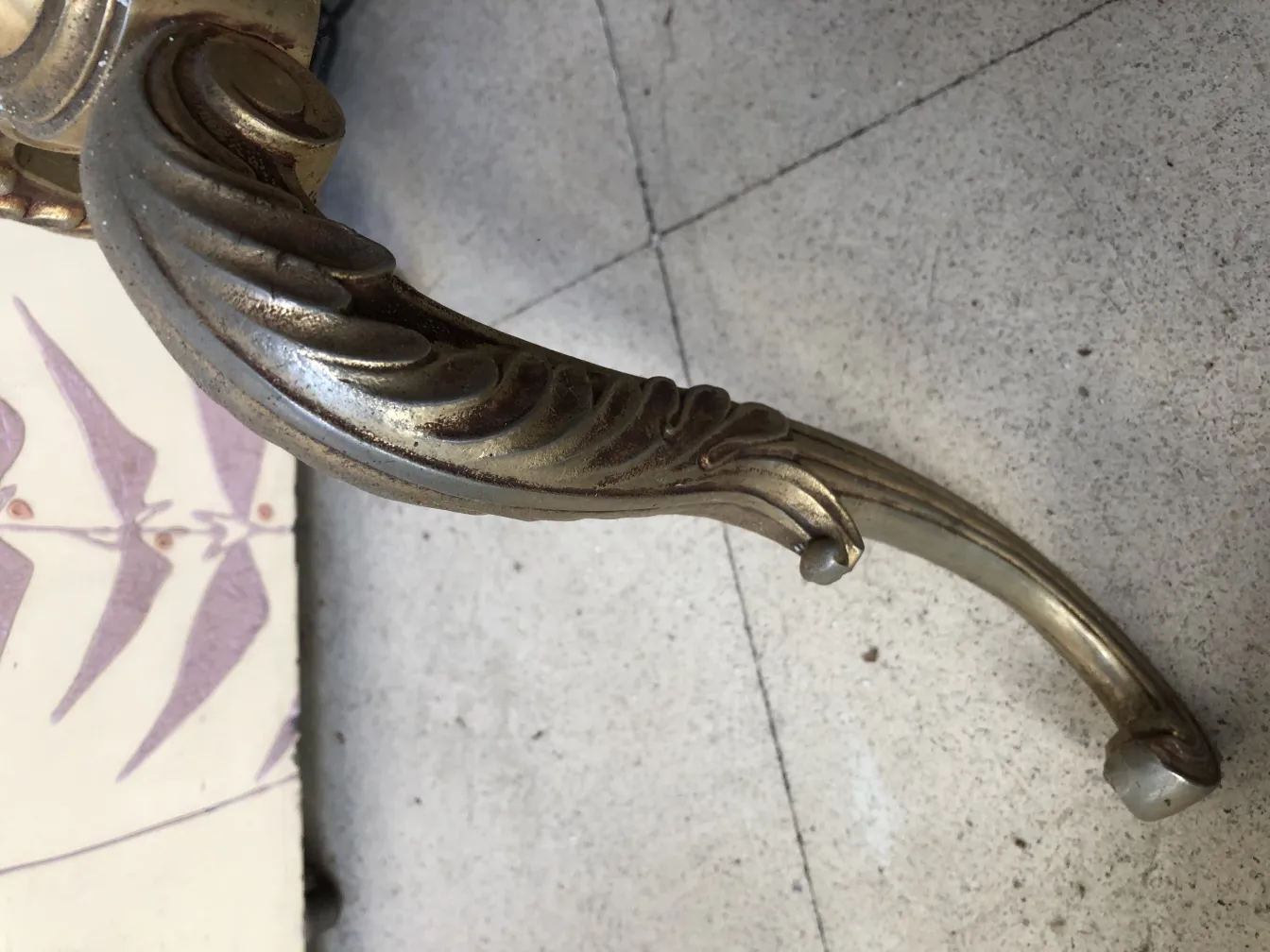 detalhe de uma escultura antiga com um design decorativo