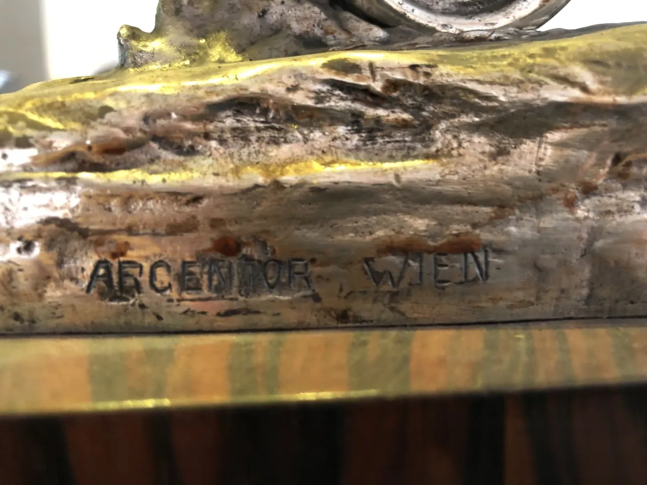 dettagli di una scultura antica di Argentor Wien con iscrizioni
