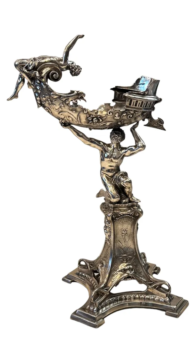 scultura decorativa antica con figure umane lucide