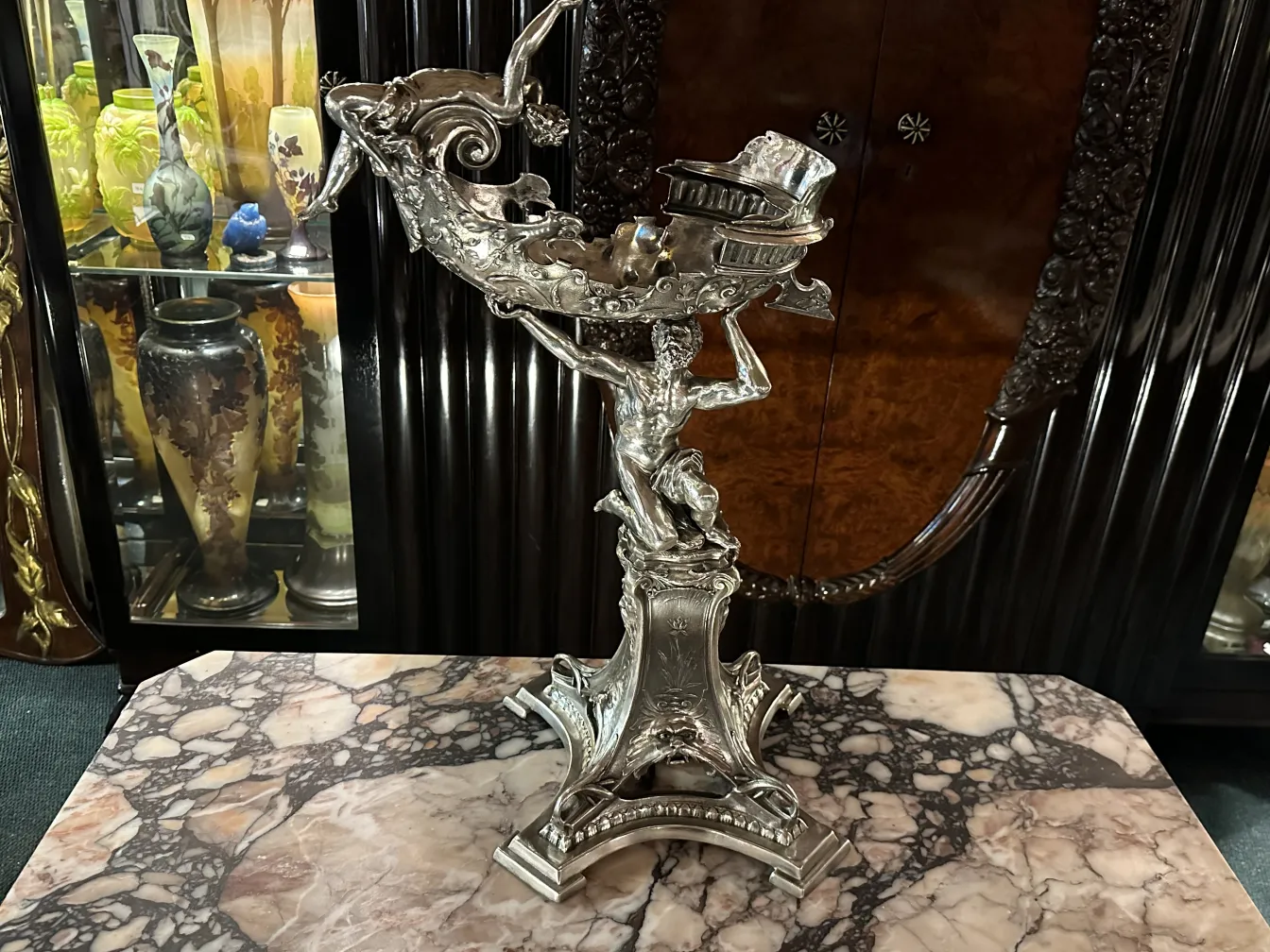 Escultura decorativa de antiguidades com figura masculina