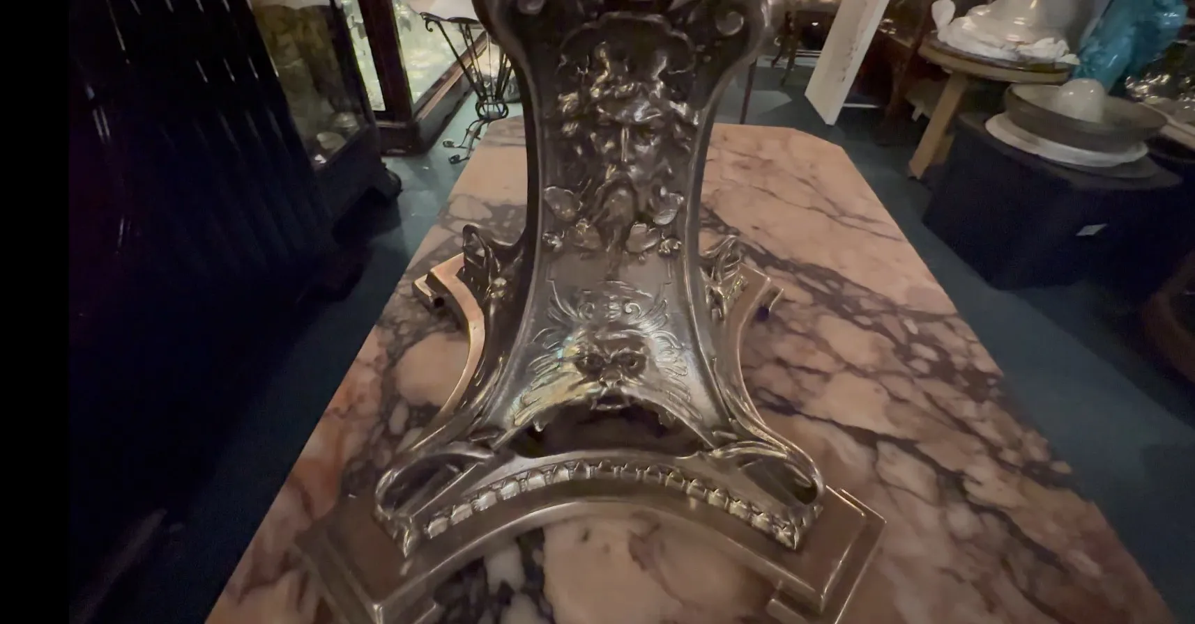 Antike dekorative Skulptur mit komplizierten goldenen Details