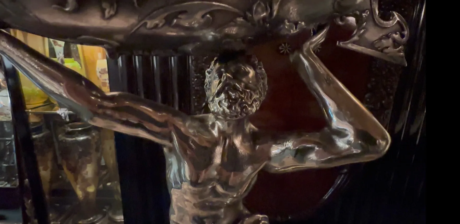 sculpture antique de figure musculaire dans un cadre sombre