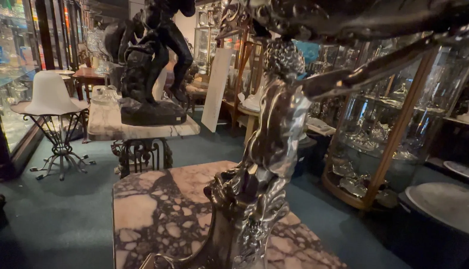 Sculpture ancienne avec des détails décoratifs fins