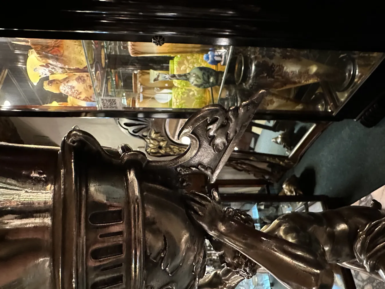 Details der antiken Skulptur mit menschlicher Figur in einem eleganten, dekorierten Umfeld.